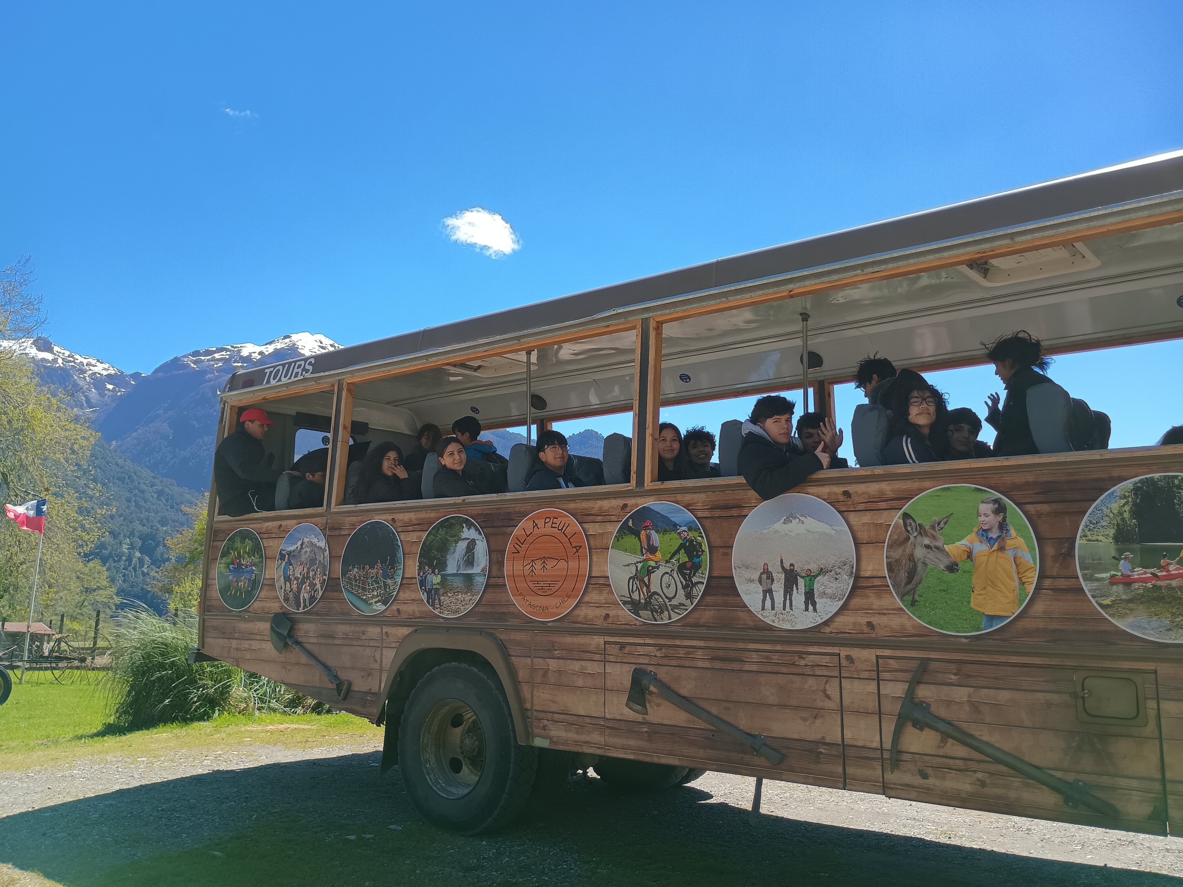 Estudiantes del liceo a bordo de un bus turístico rumbo a Villa Peulla durante una salida pedagógica