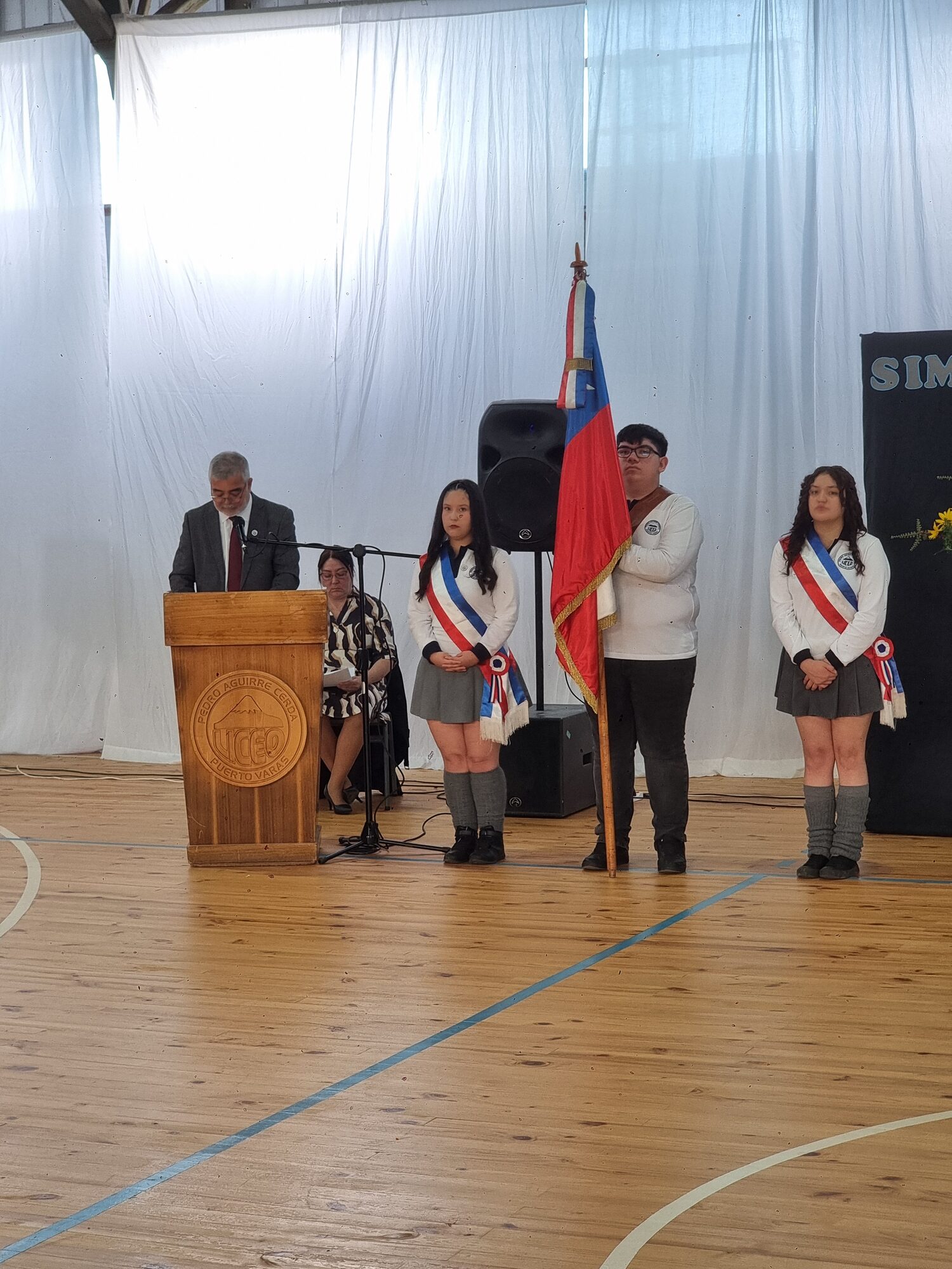 Discurso con escolta de banderas durante el acto de aniversario