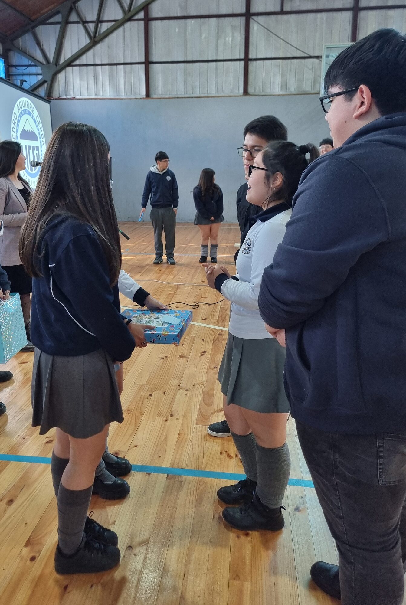 Estudiantes de cuartos medios junto a estudiantes de primero durante el apadrinamiento