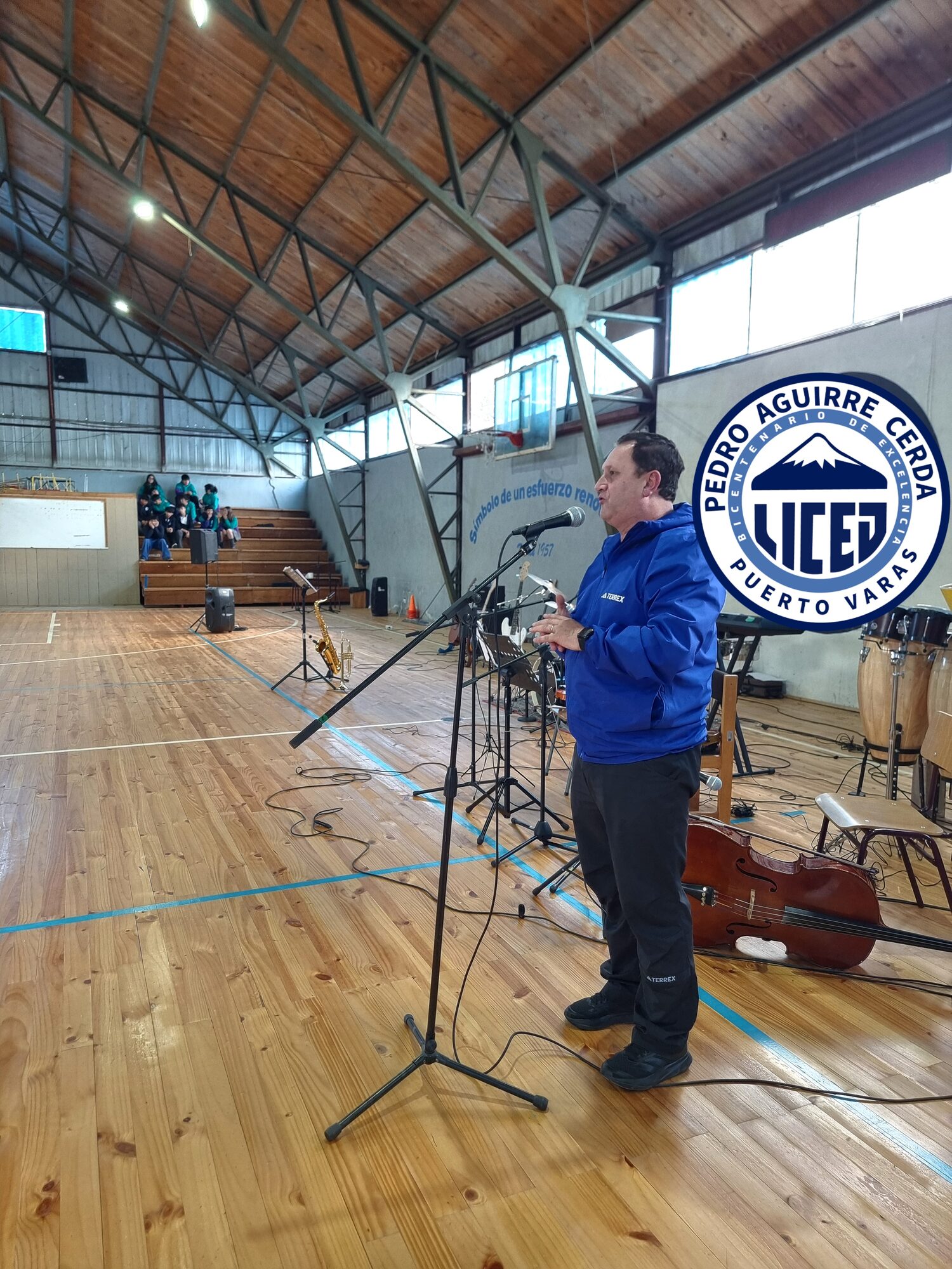 Estudiante tocando contrabajo durante el acto de bienvenida a 1° medios