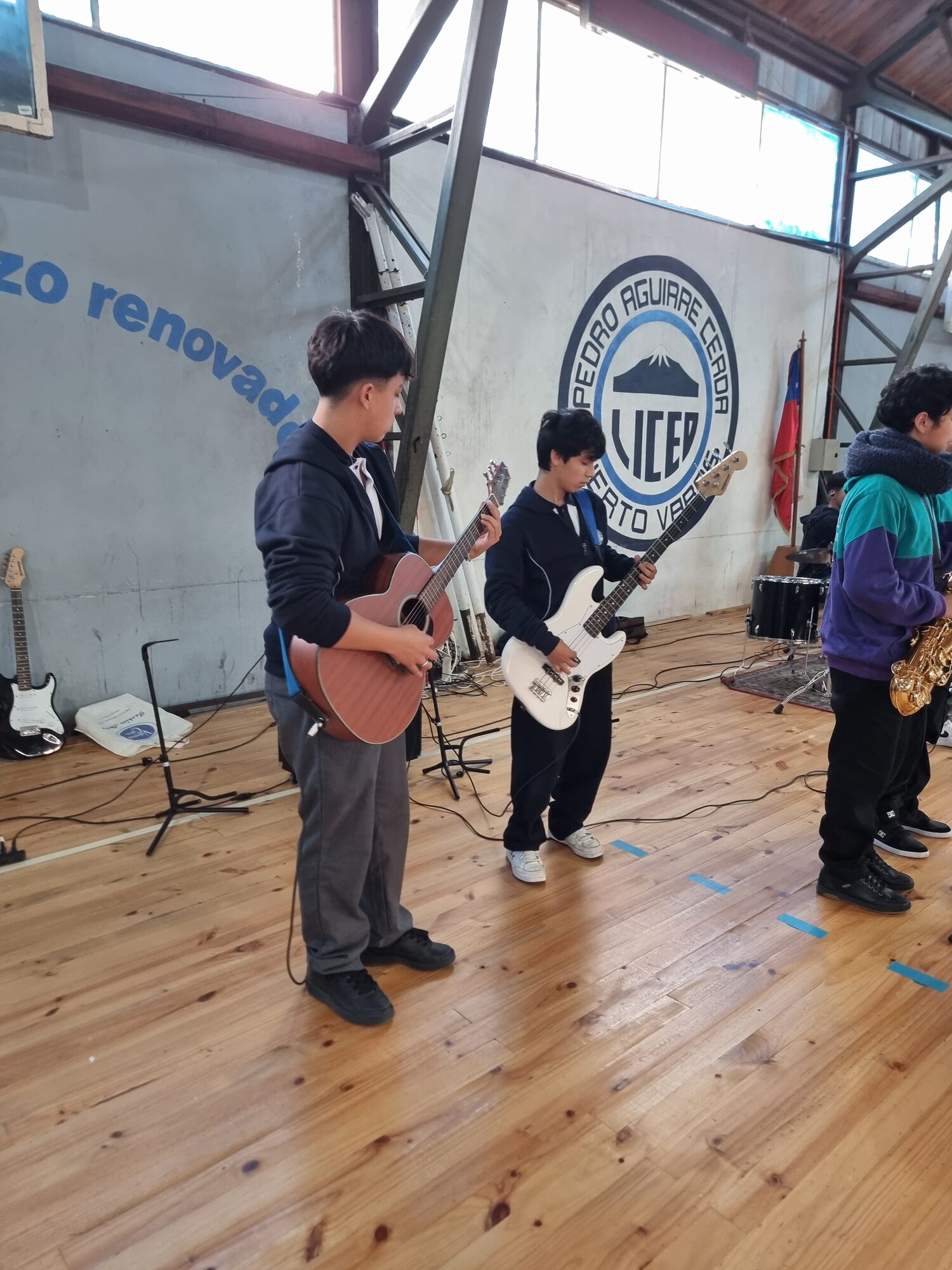 Ensamble de instrumentos de viento durante el acto de bienvenida a 1° medios