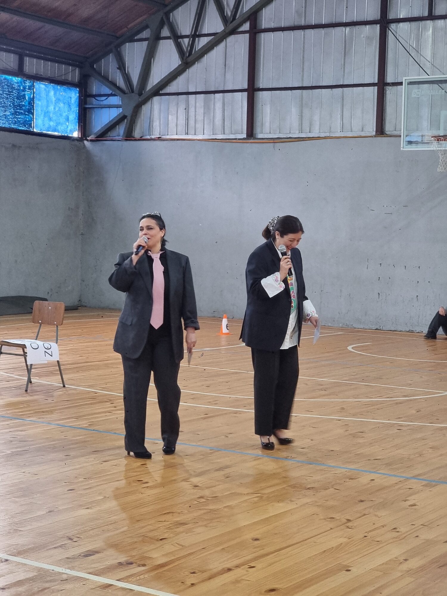 Jurado evaluando una actividad del Día del Alumno