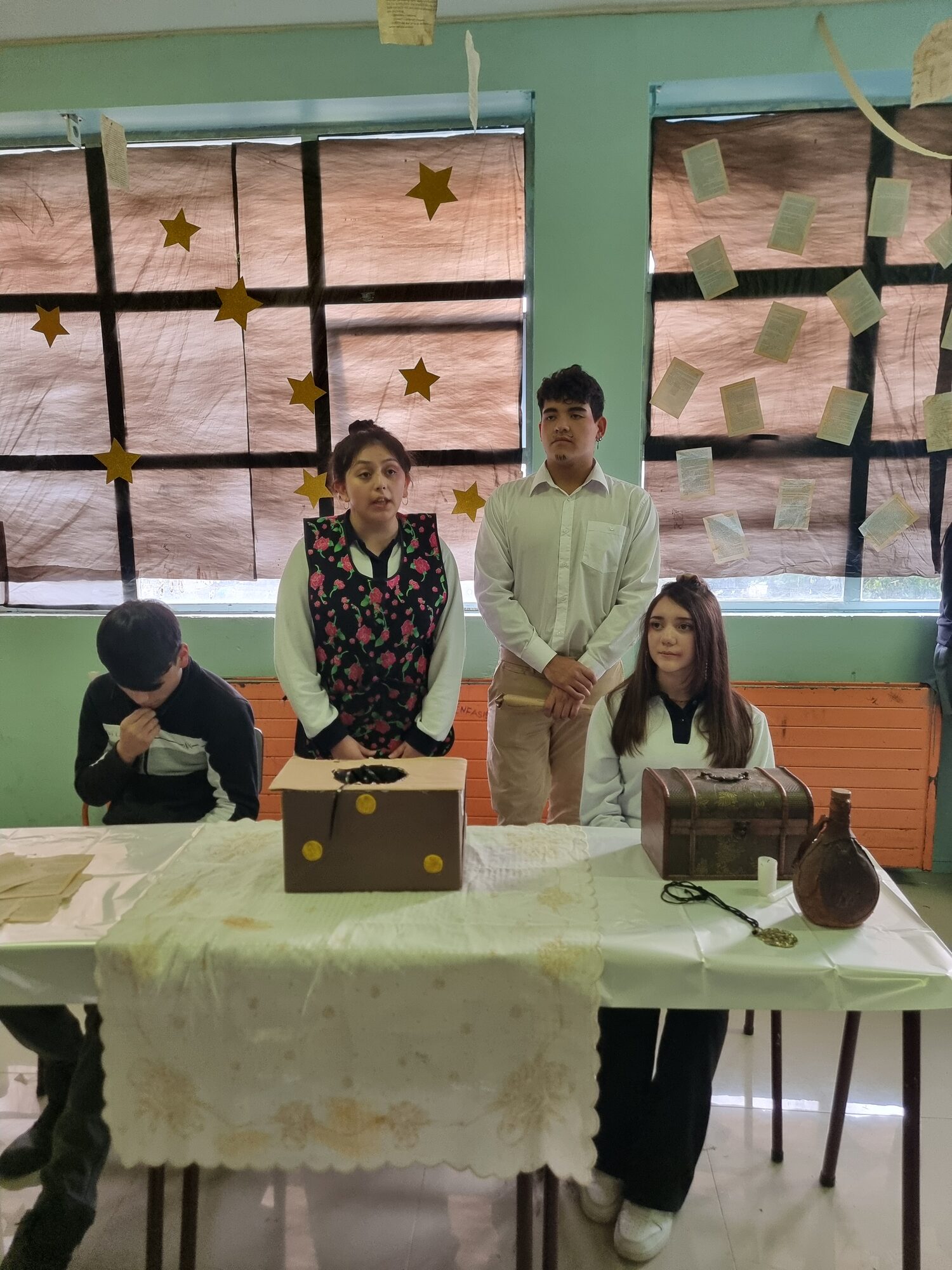 Estudiantes con capas disfrazados para el Día del Libro