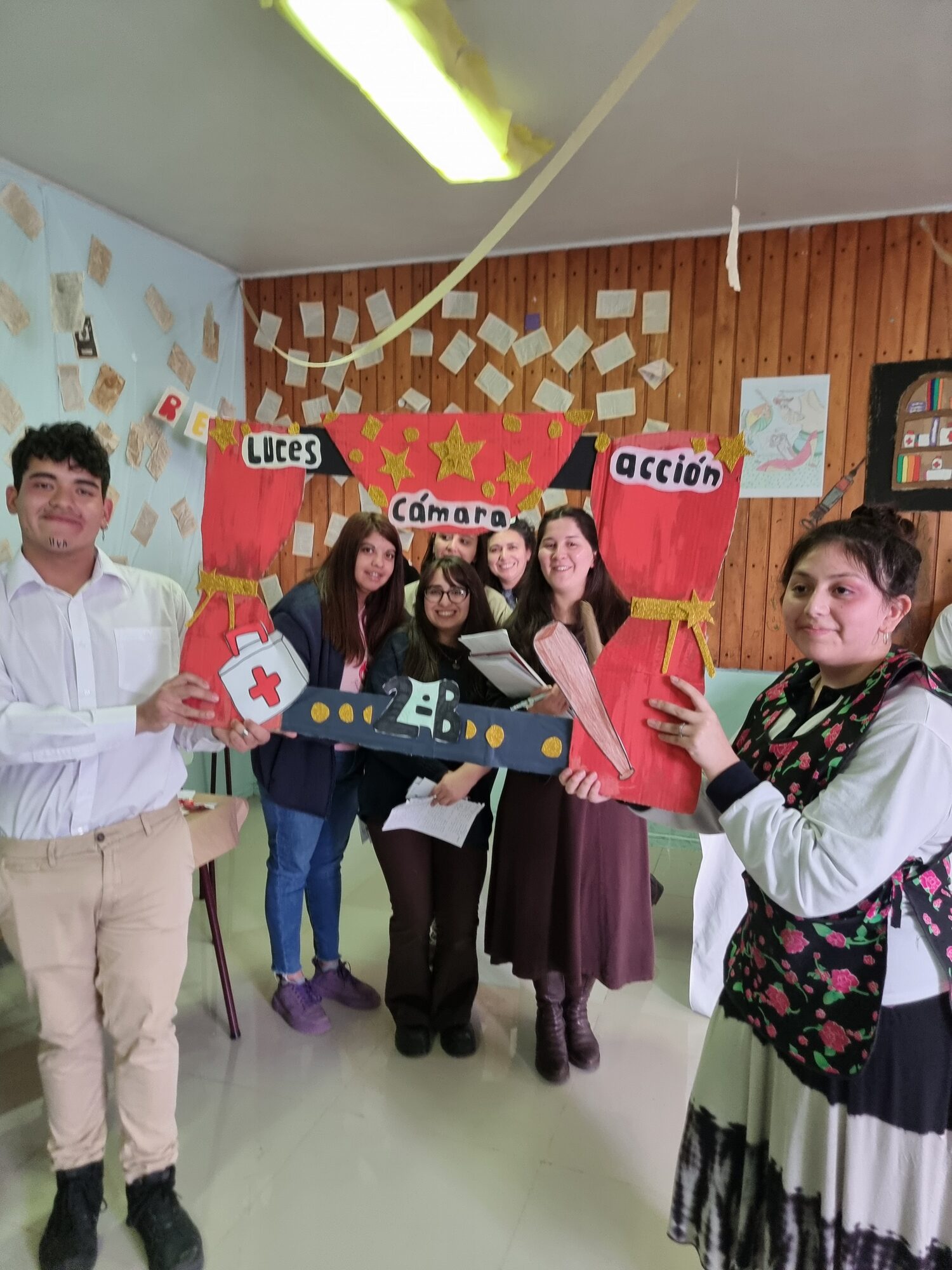 Grupo de estudiantes disfrazados en el patio durante el Día del Libro
