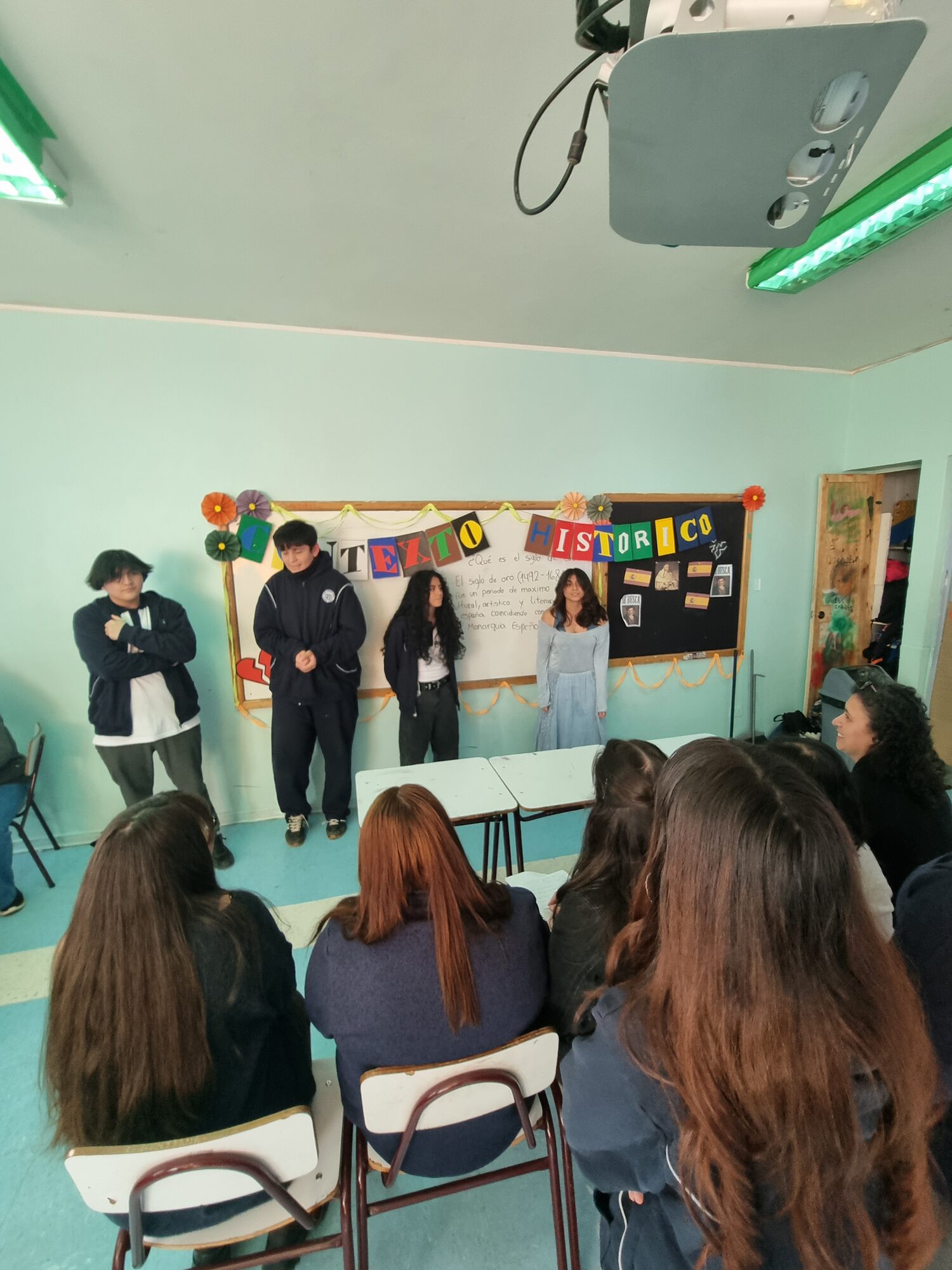 Estudiantes con vestidos medievales disfrazados para el Día del Libro