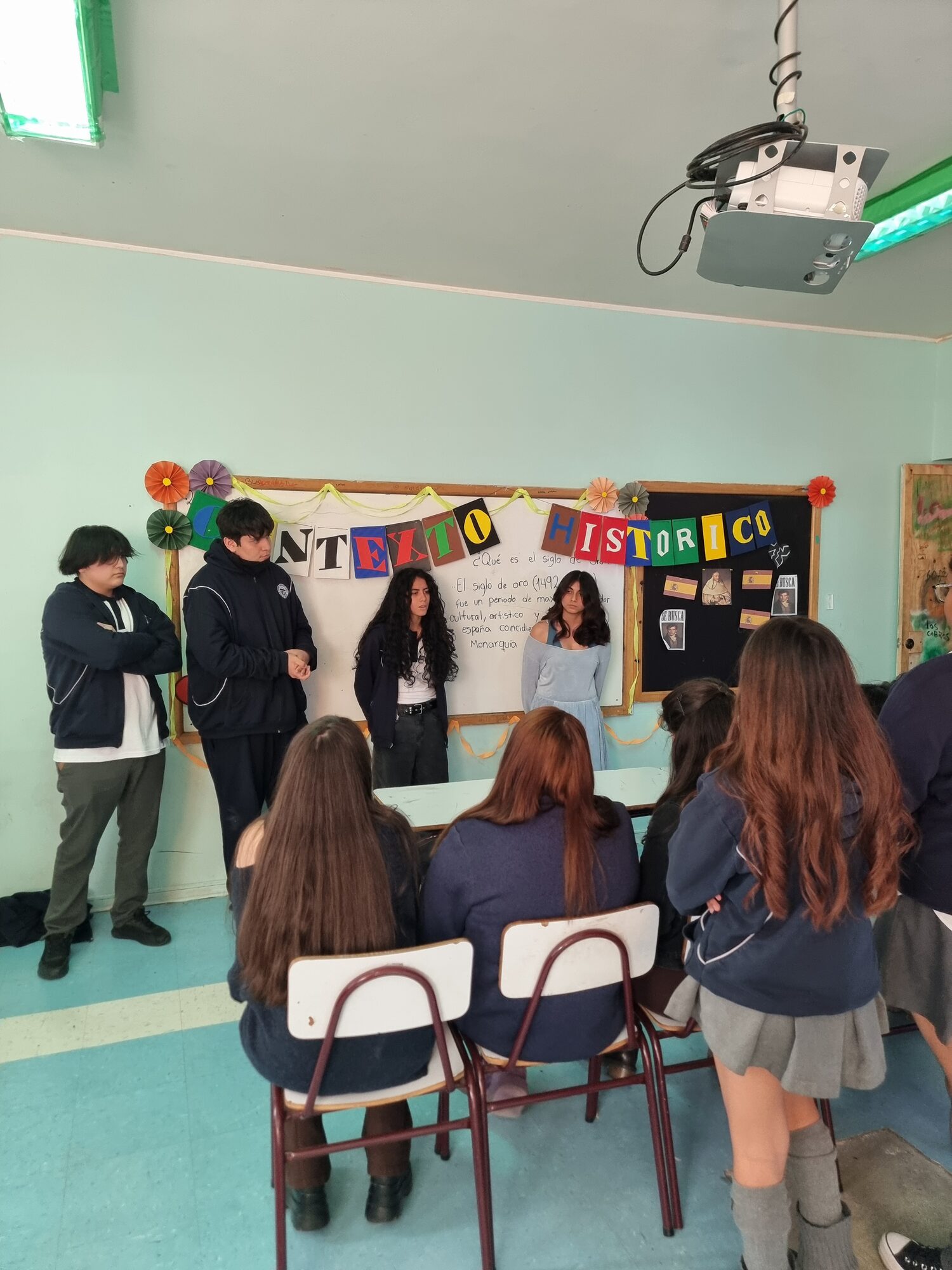 Estudiantes con disfraces de época durante la celebración del Día del Libro