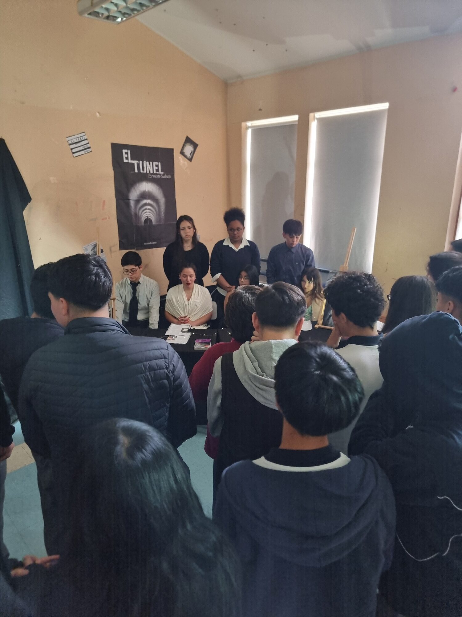 Grupo de estudiantes caracterizados durante el Día del Libro