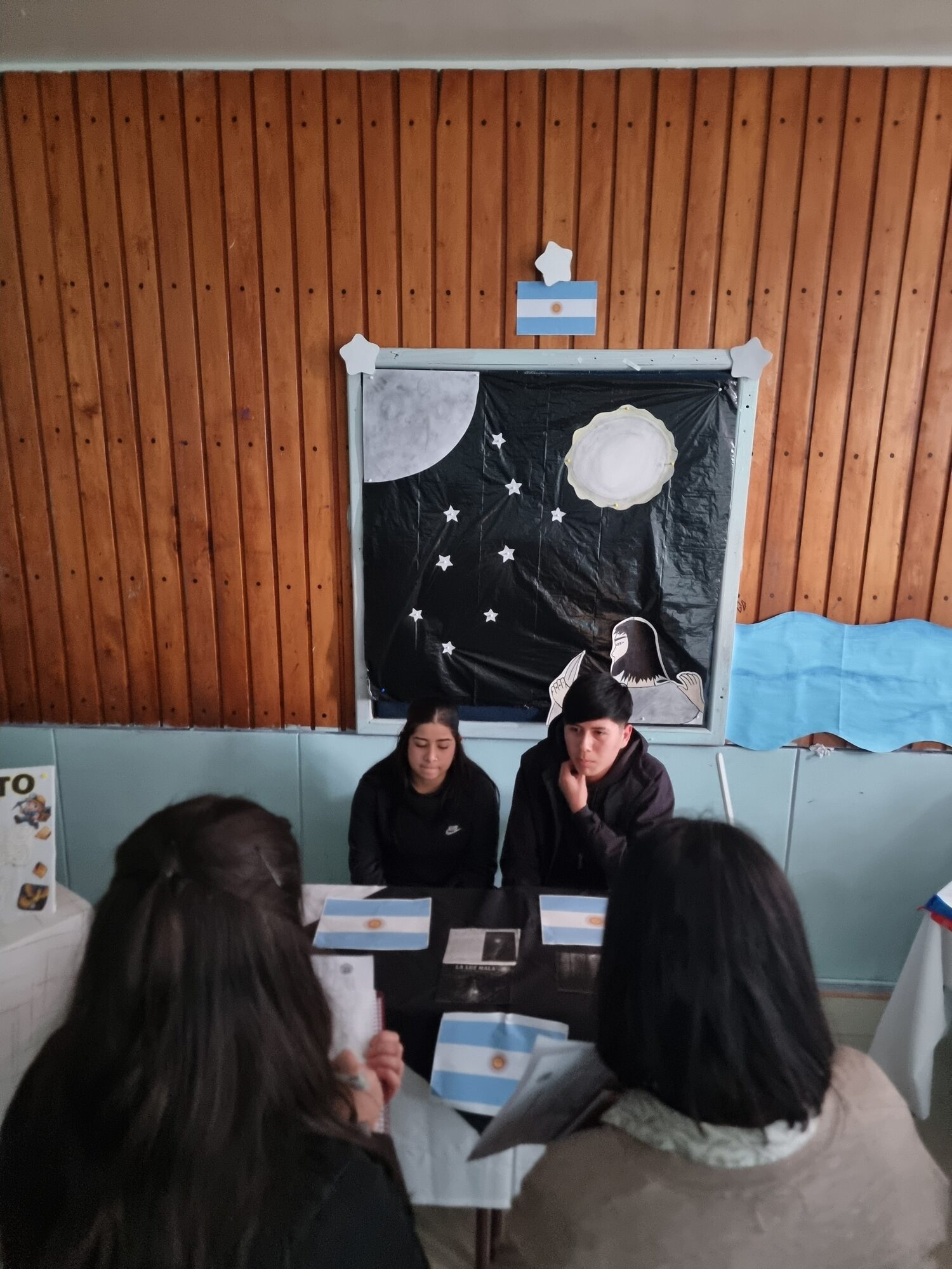 Estudiantes disfrazados en sala de clases durante el Día del Libro