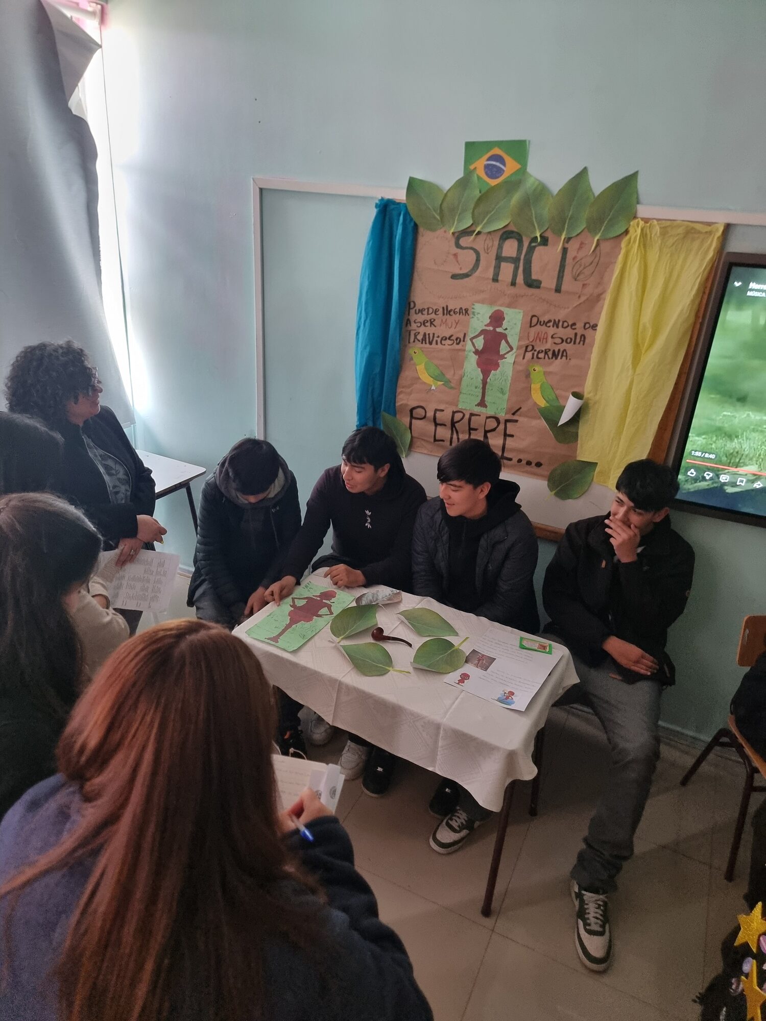Estudiantes caracterizados de personajes literarios en el Día del Libro