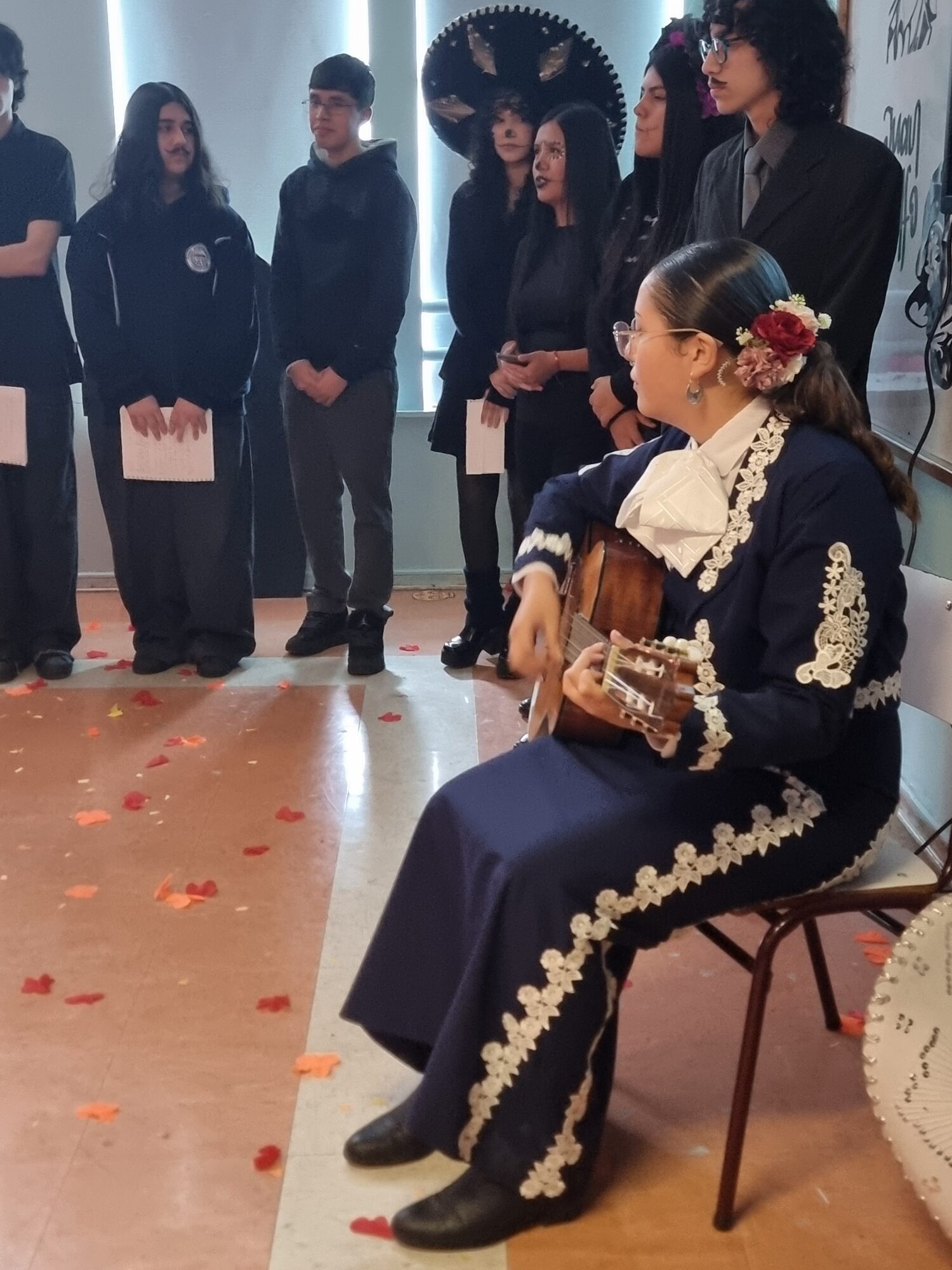 Grupo de estudiantes disfrazados de mariachi para el Día del Libro