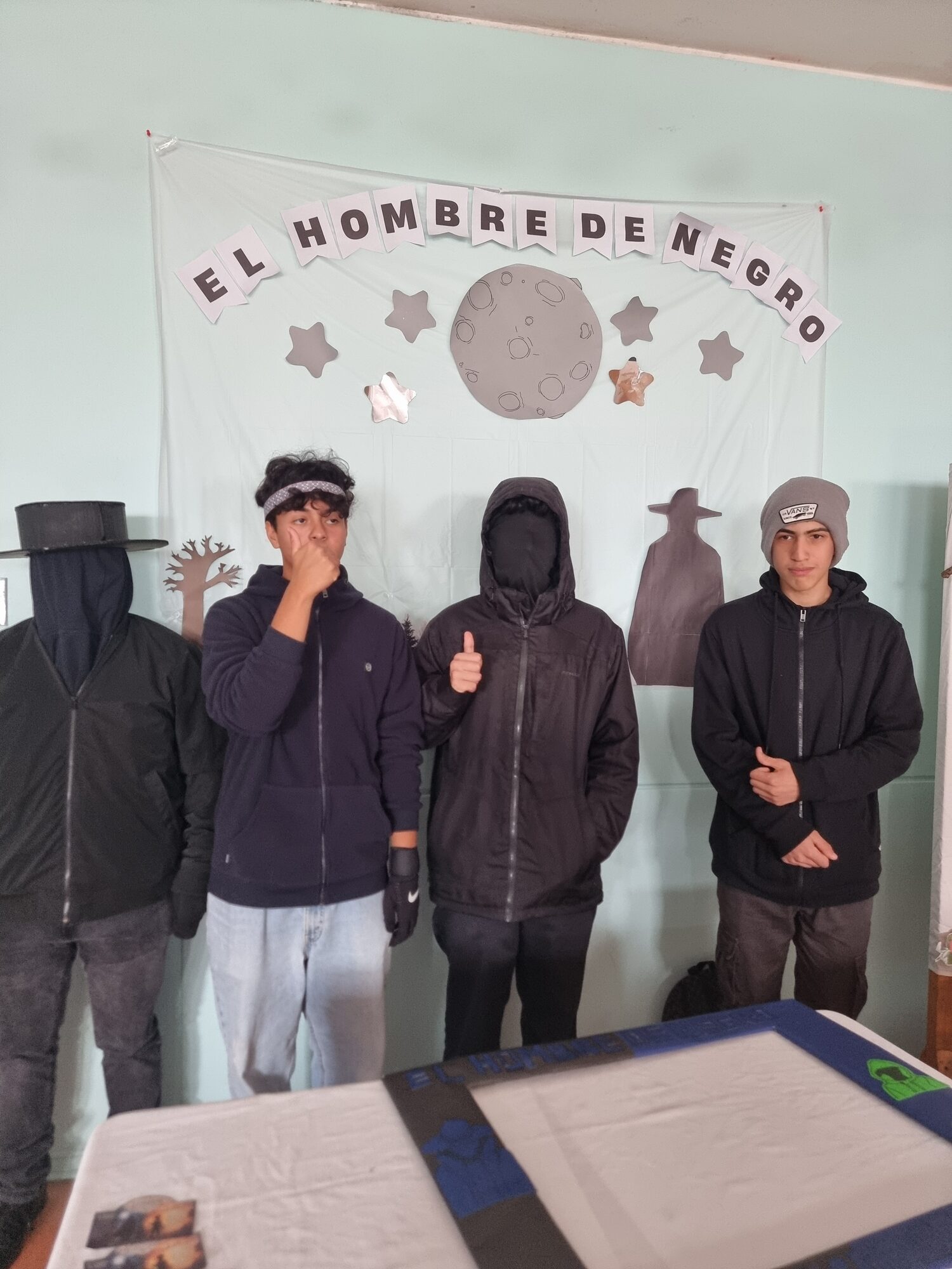 Estudiantes con disfraces oscuros a juego durante el Día del Libro