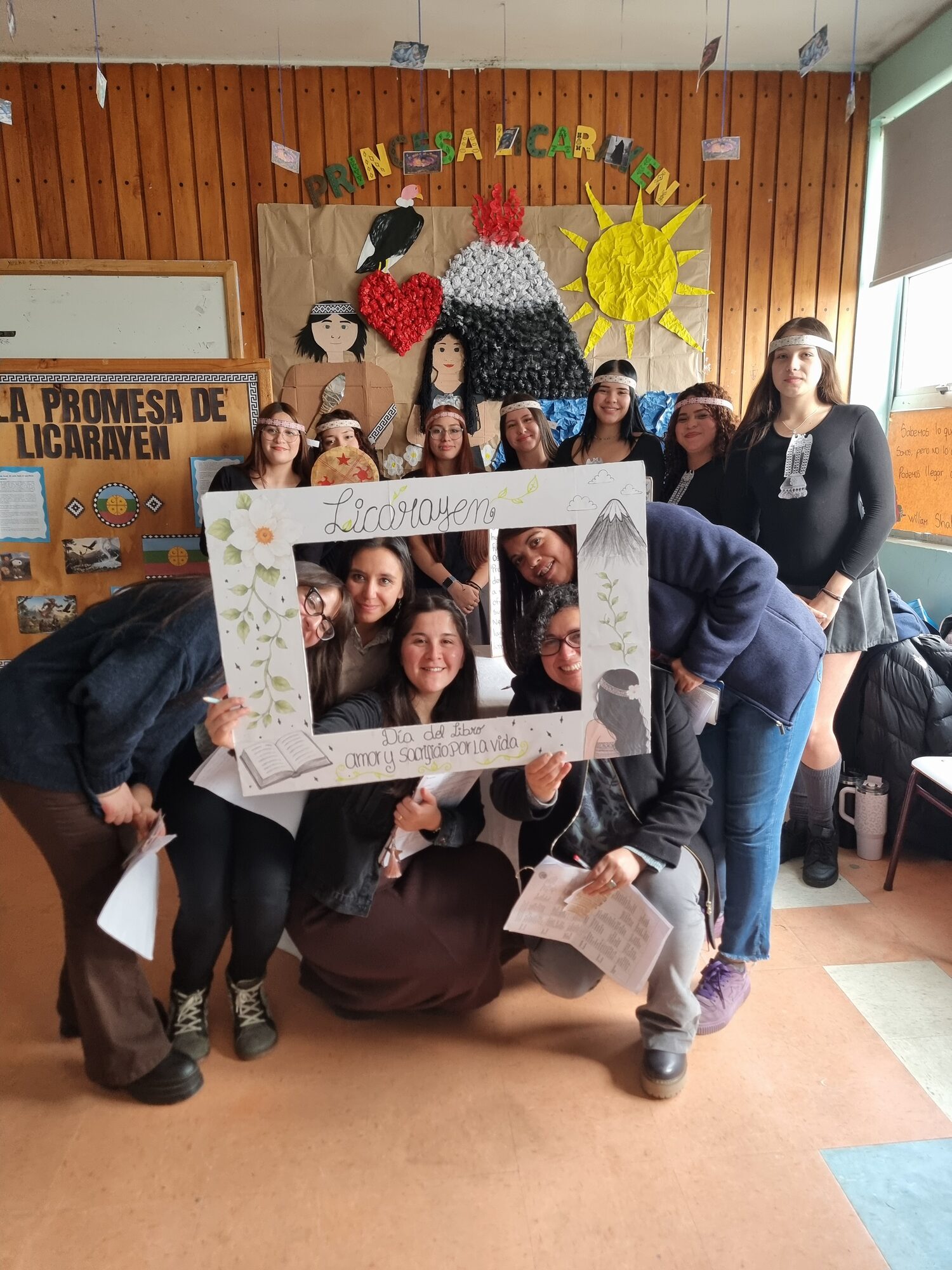 Grupo de estudiantes caracterizados con disfraces oscuros en el Día del Libro