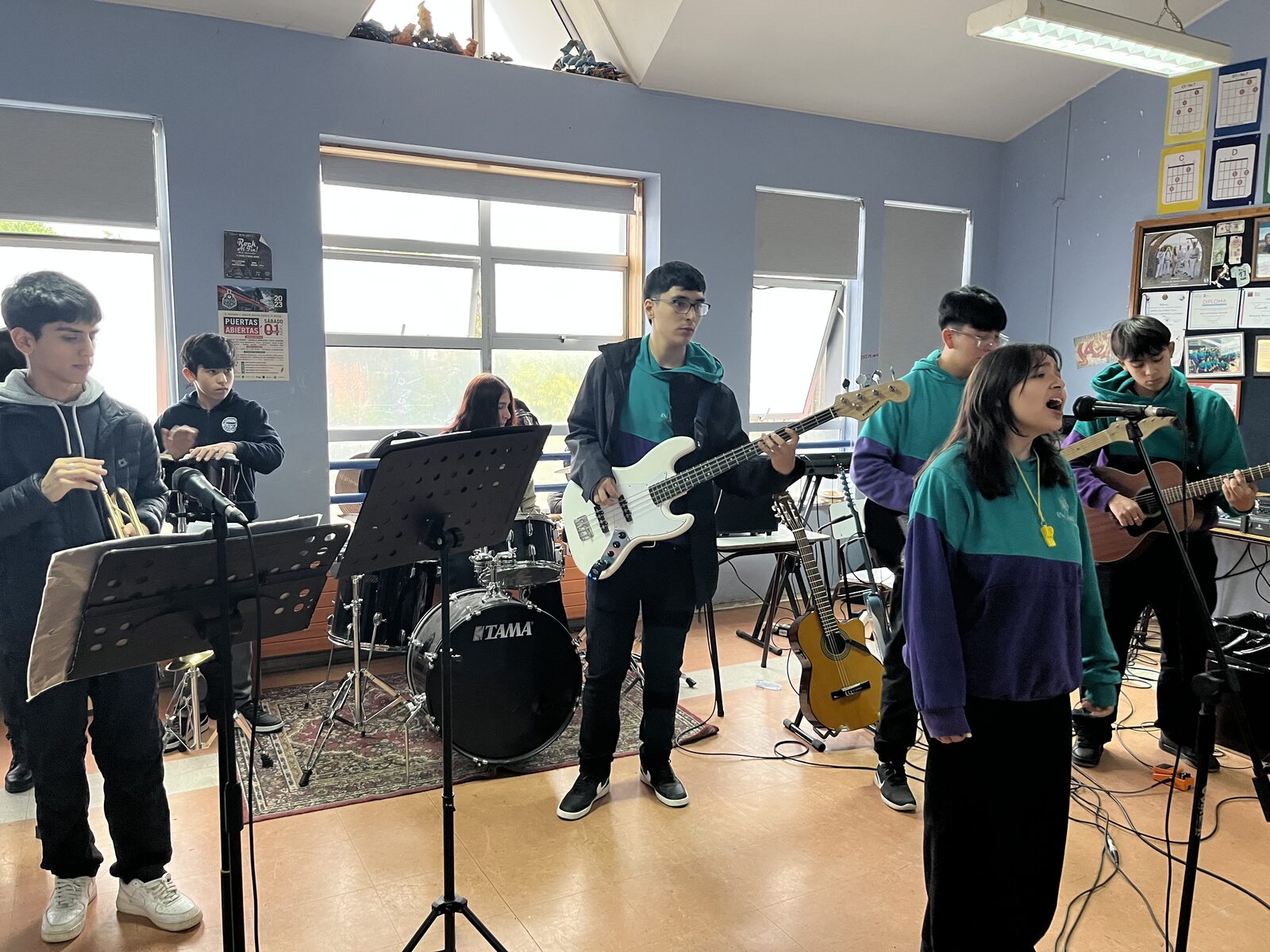 Estudiantes del taller de música ensayando en sala con instrumentos