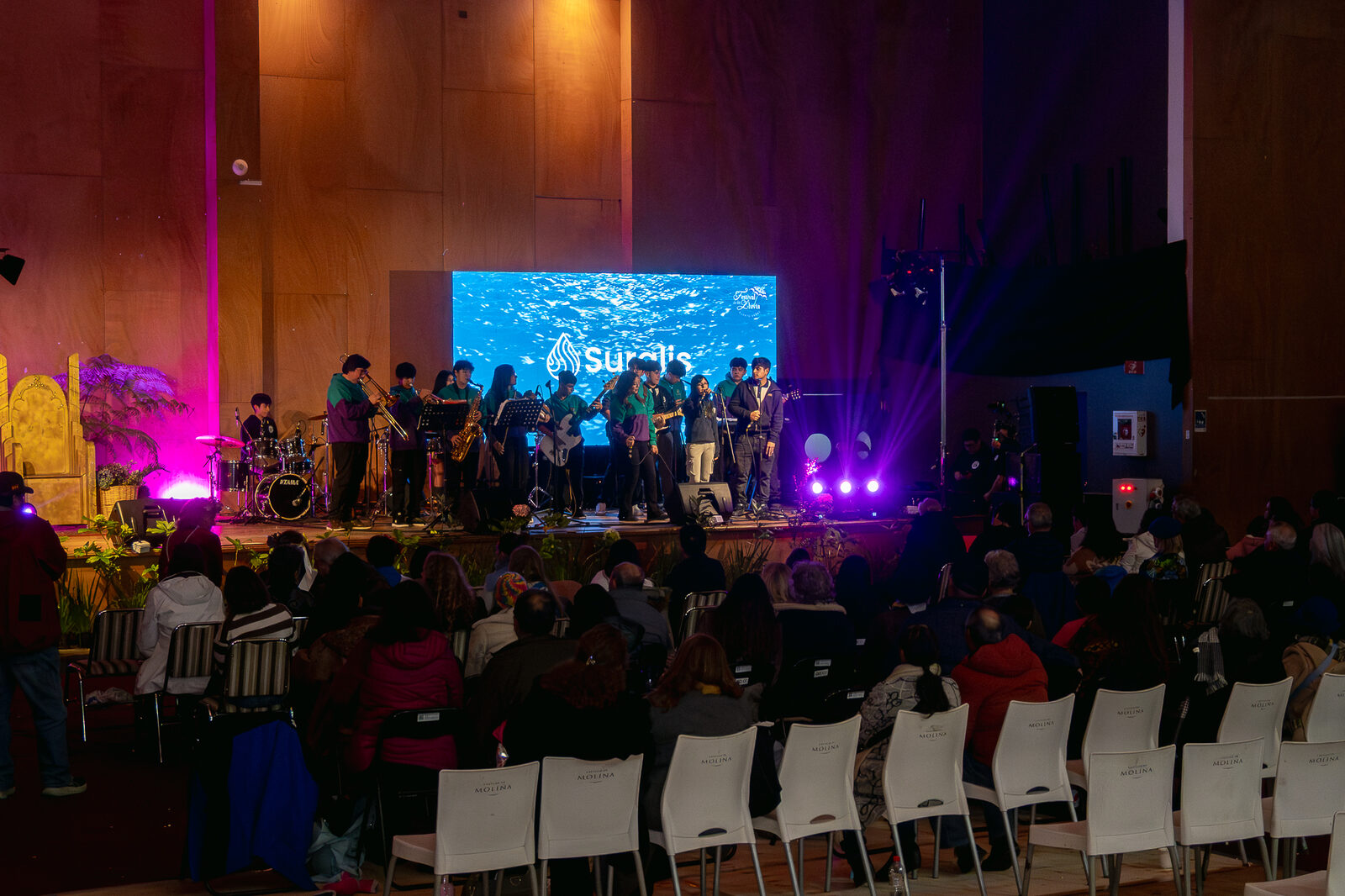 Banda del taller de música del liceo tocando en vivo en el Festival de la Lluvia