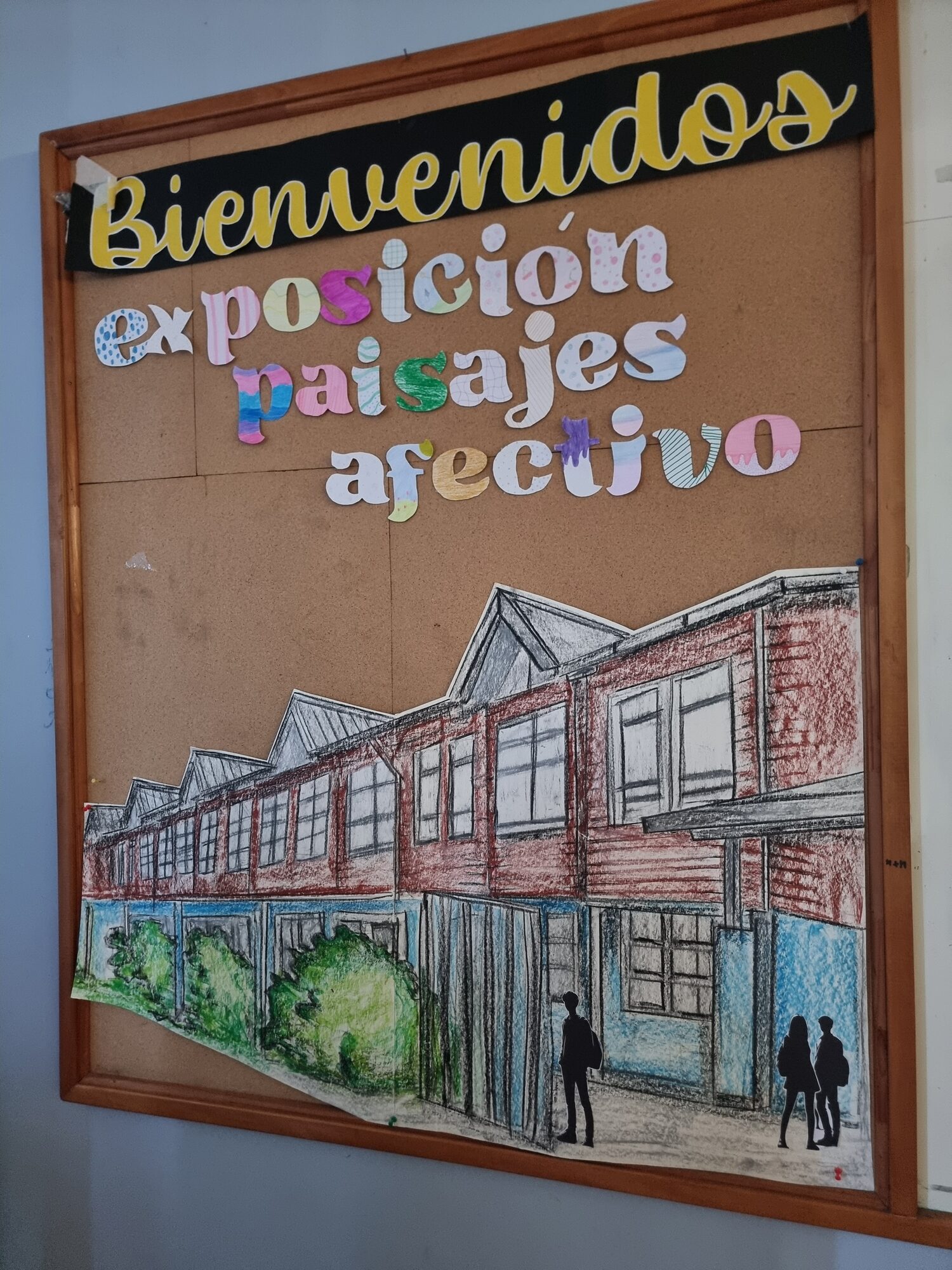 Estudiantes junto a sus trabajos en la exposición «Paisajes afectivos»