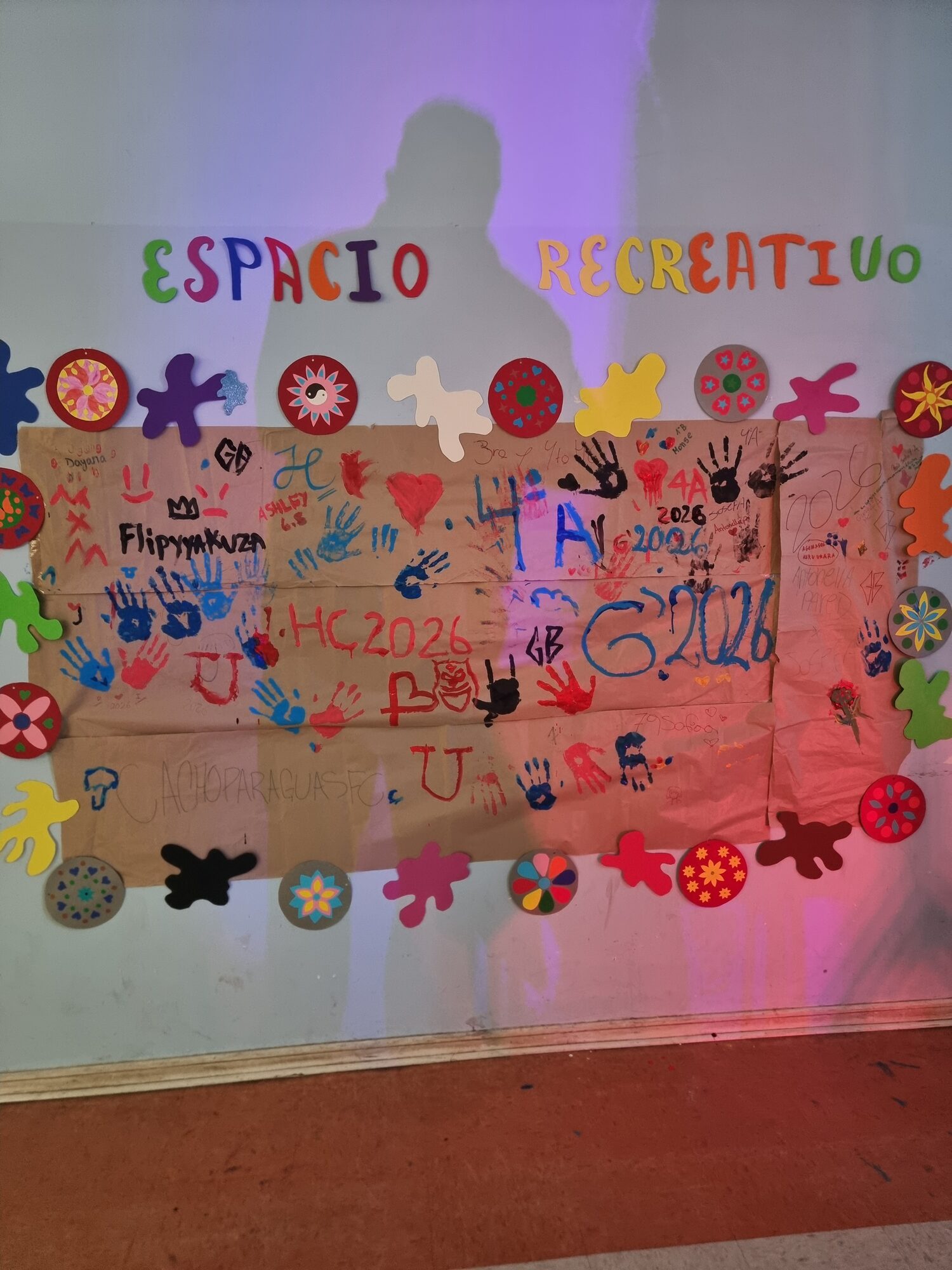 Estudiantes conversando frente a una obra de la exposición «Paisajes afectivos»