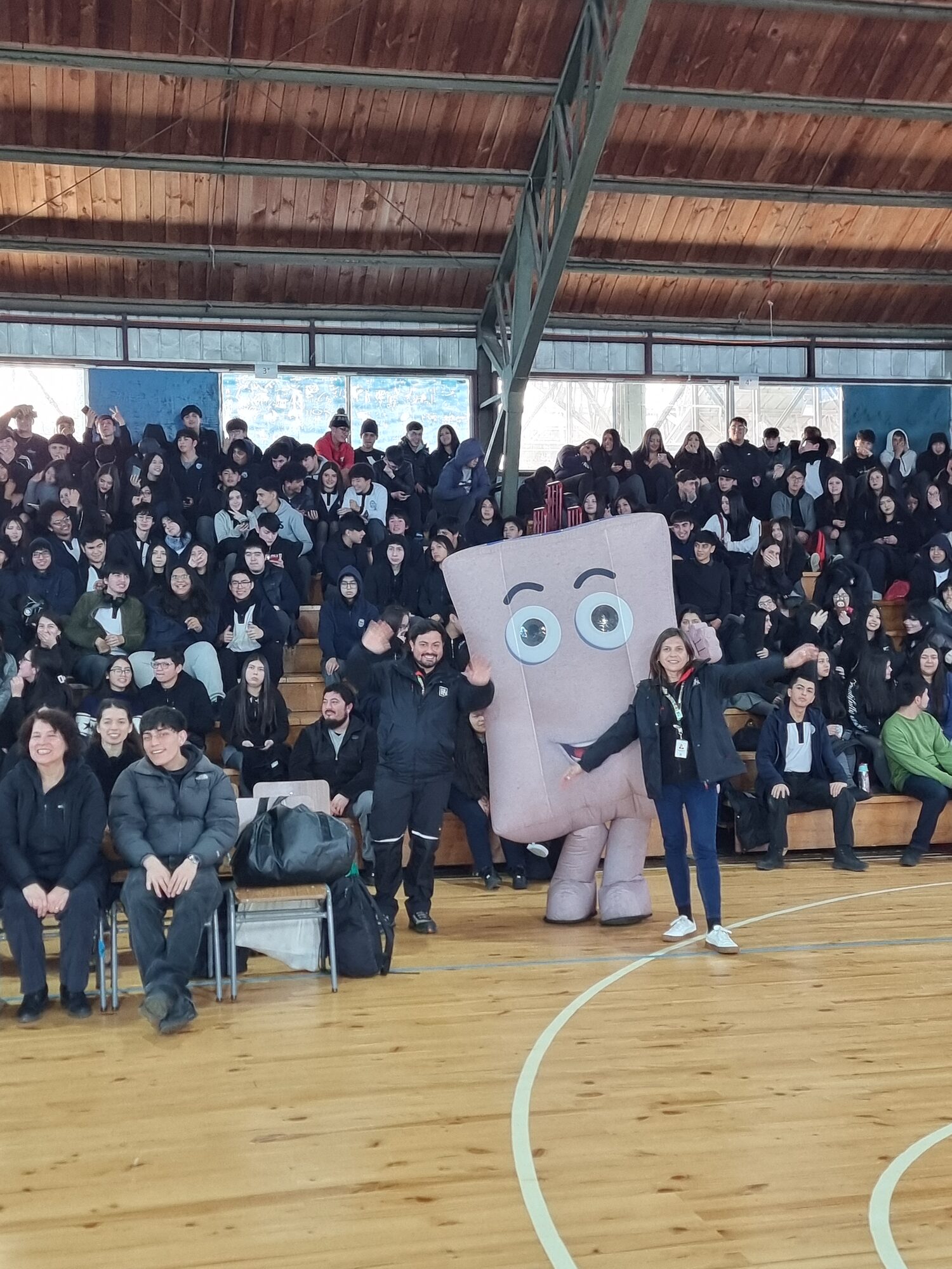 Mascota interactuando con estudiantes durante la actividad SNCAE