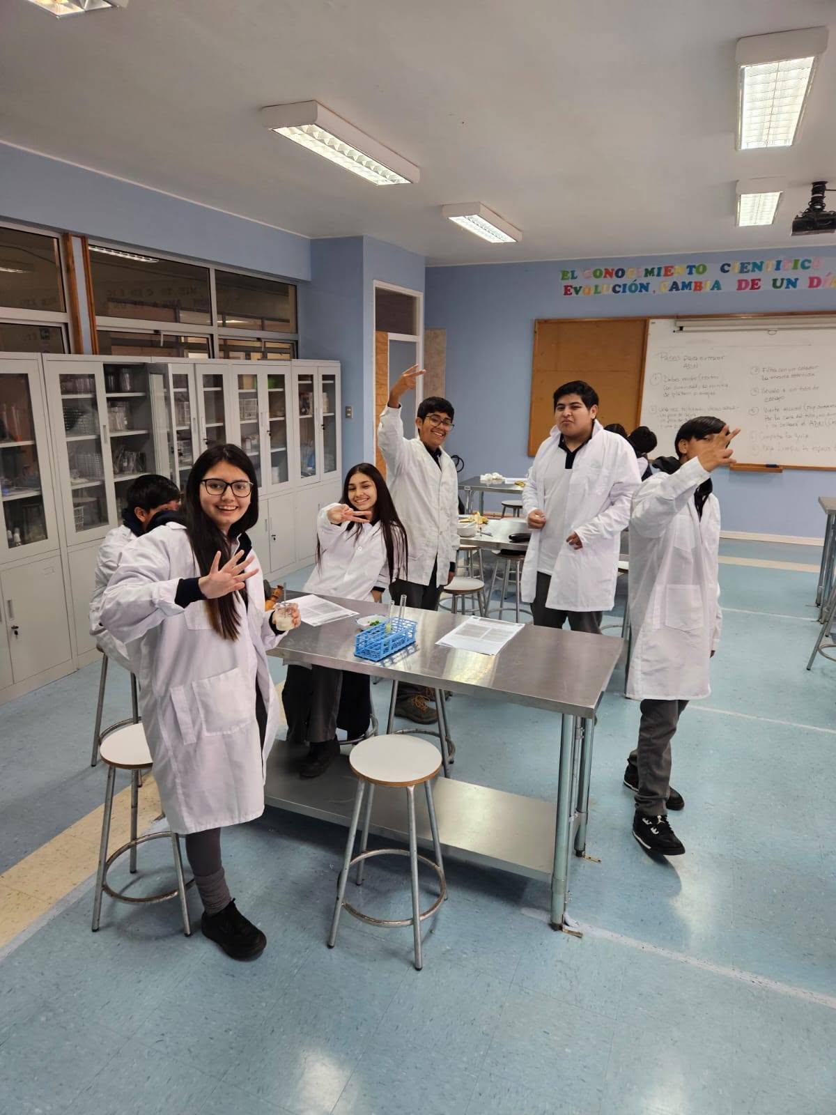 Estudiantes del taller de ciencias posando con sus delantales de laboratorio
