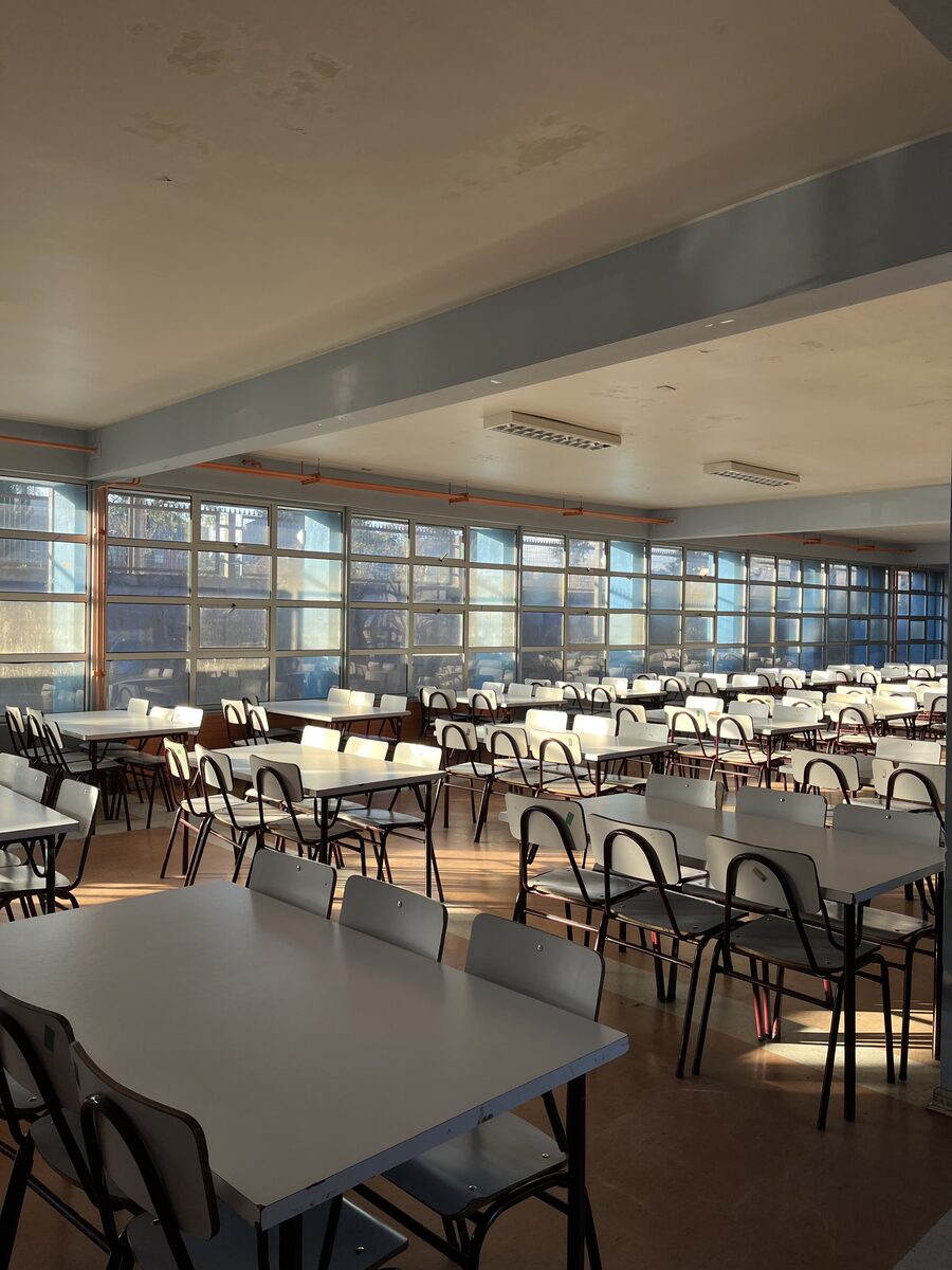 Comedor del liceo con mesas y sillas ordenadas
