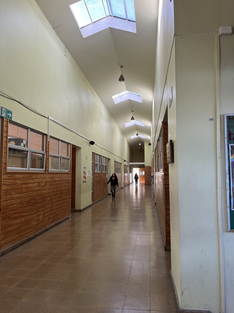 Pasillo del liceo con estudiantes caminando