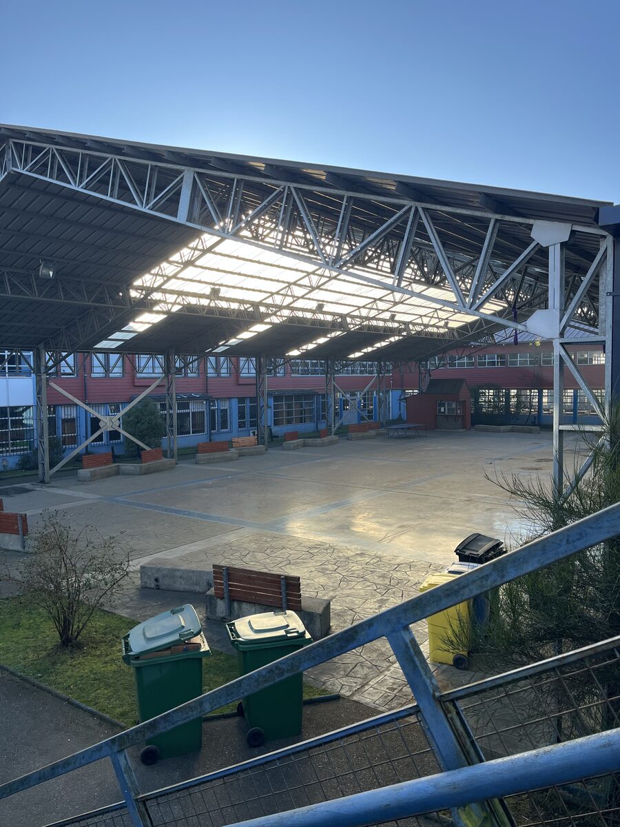 Vista del patio techado y el edificio del liceo desde el segundo piso