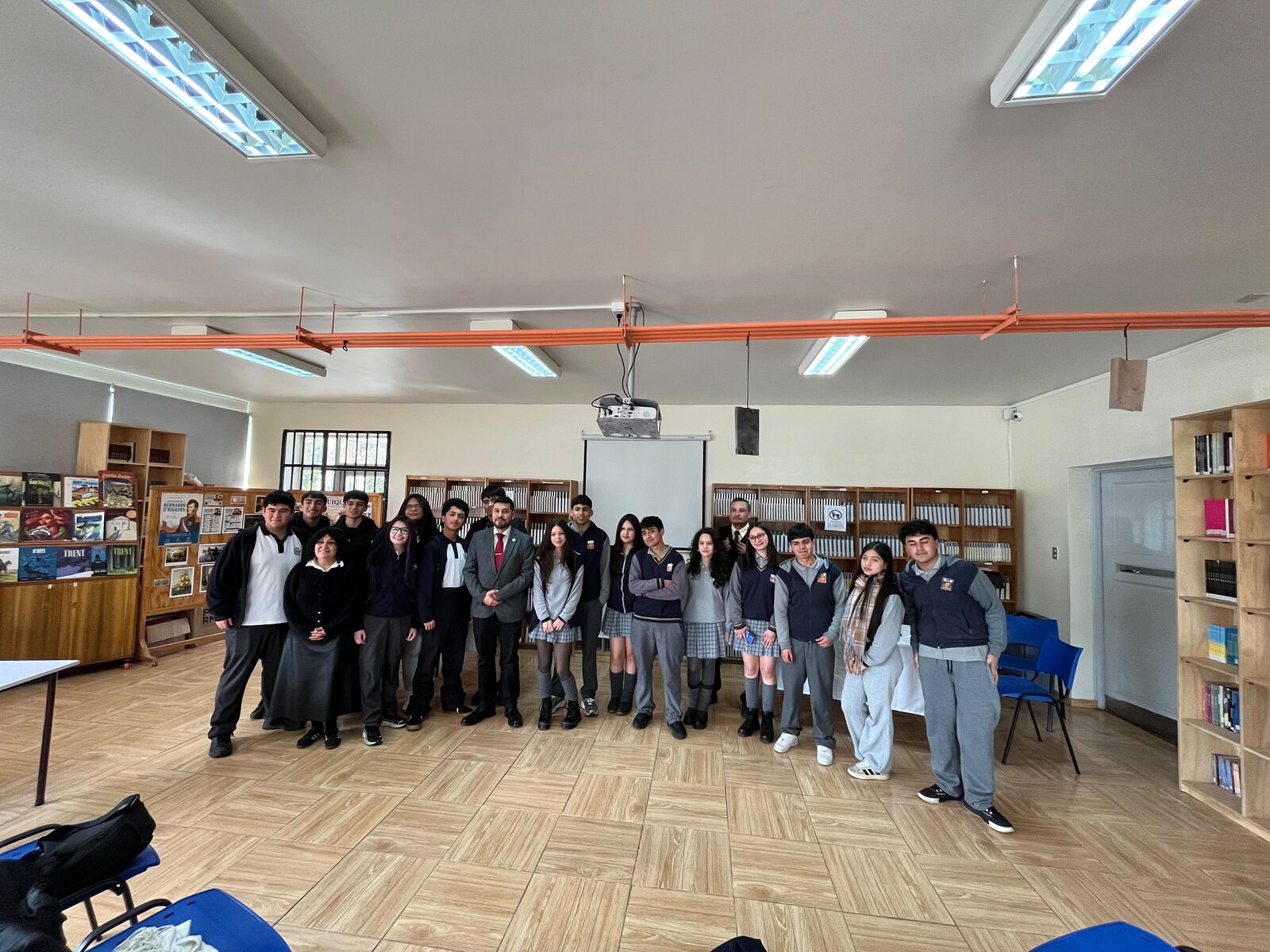 Grupo del taller de debate posando en la biblioteca del liceo