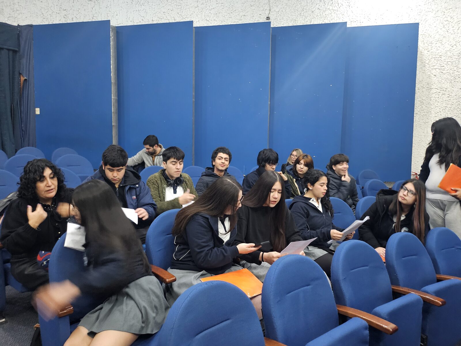 Estudiantes sentados en el auditorio durante una jornada de debate
