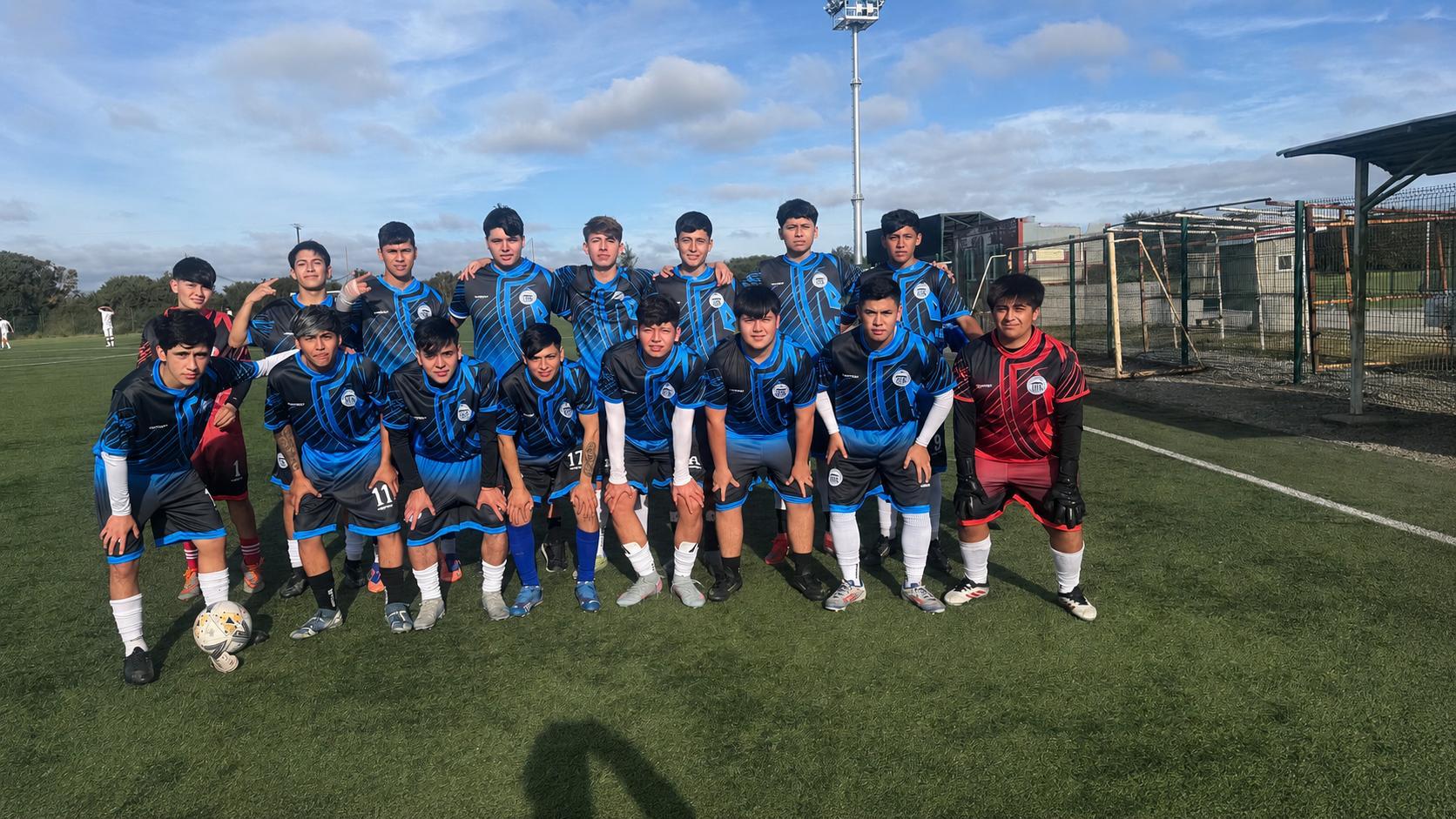 Selección de fútbol del Liceo Pedro Aguirre Cerda posando en la cancha antes de un partido
