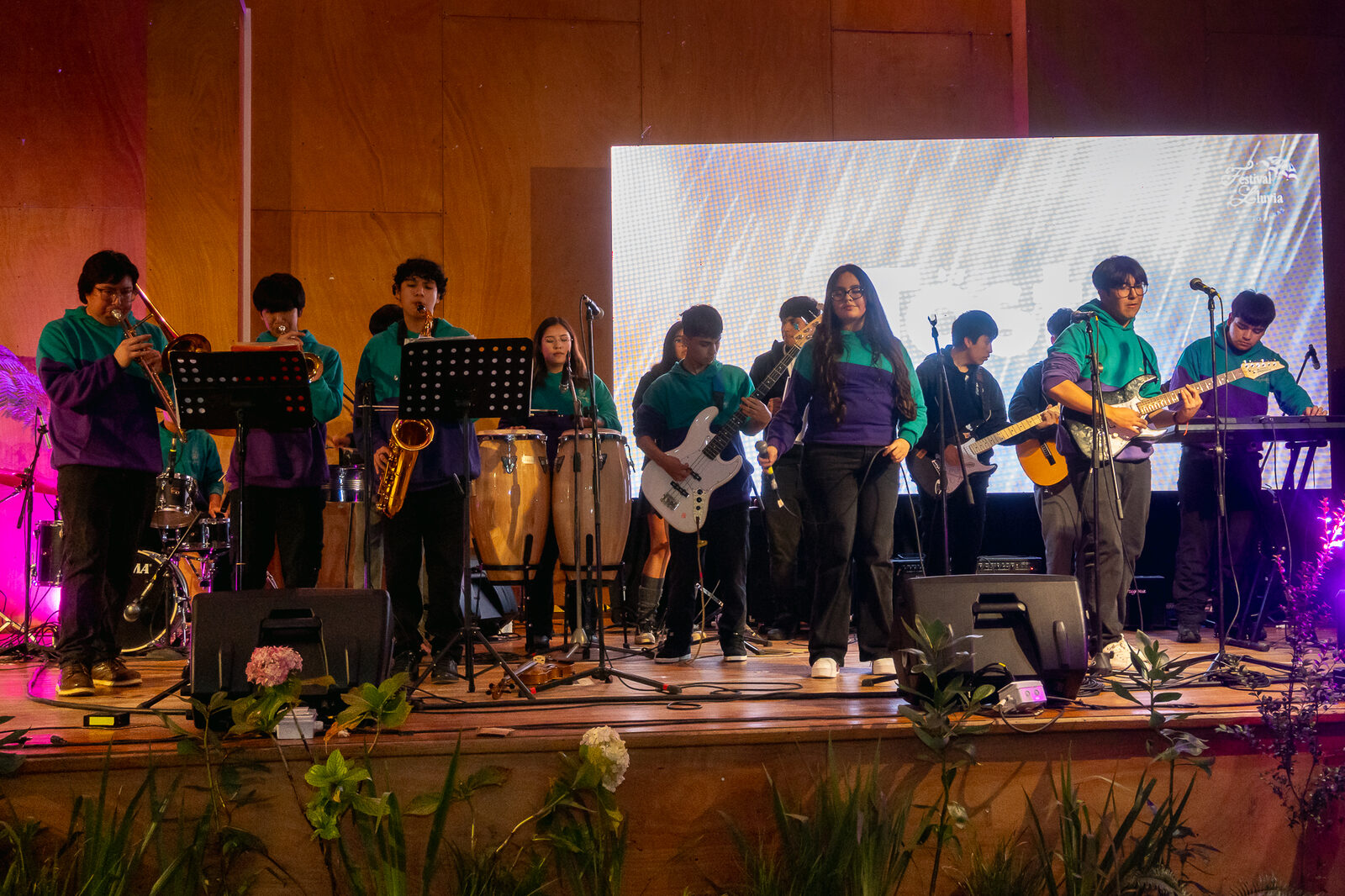 Estudiantes del taller de música del liceo tocando en vivo sobre el escenario del Festival de la Lluvia