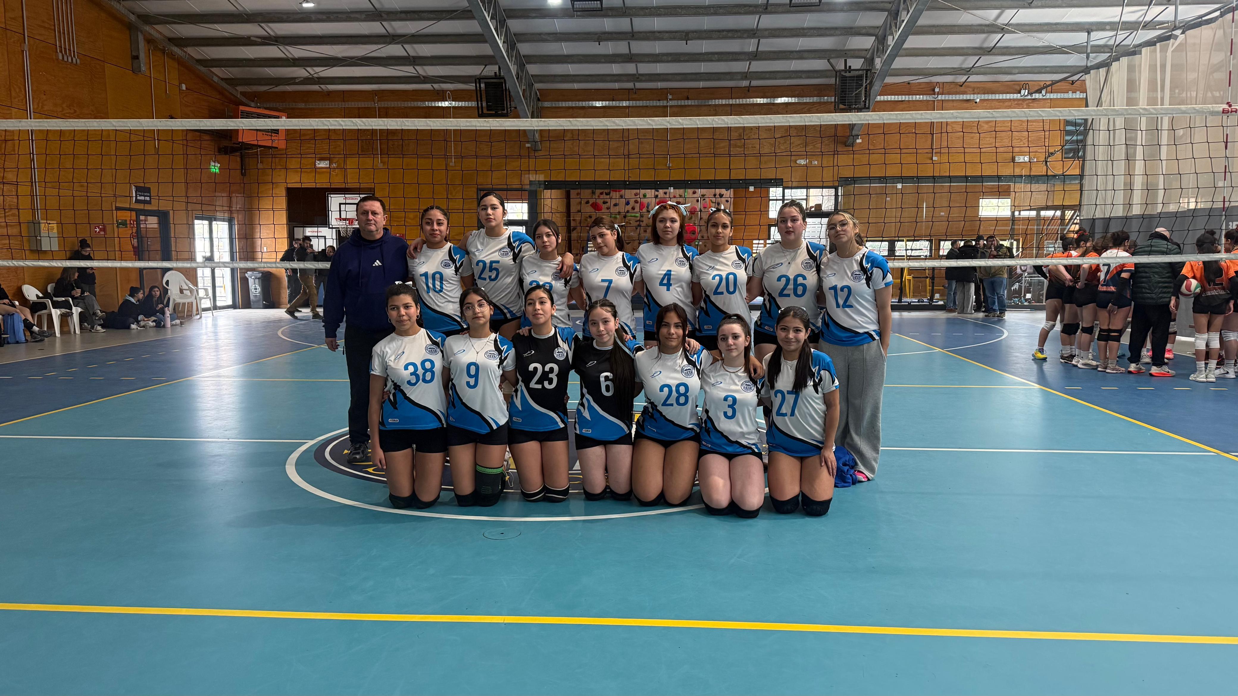 Equipo de vóleibol femenino del Liceo Pedro Aguirre Cerda posando en la cancha antes de un partido