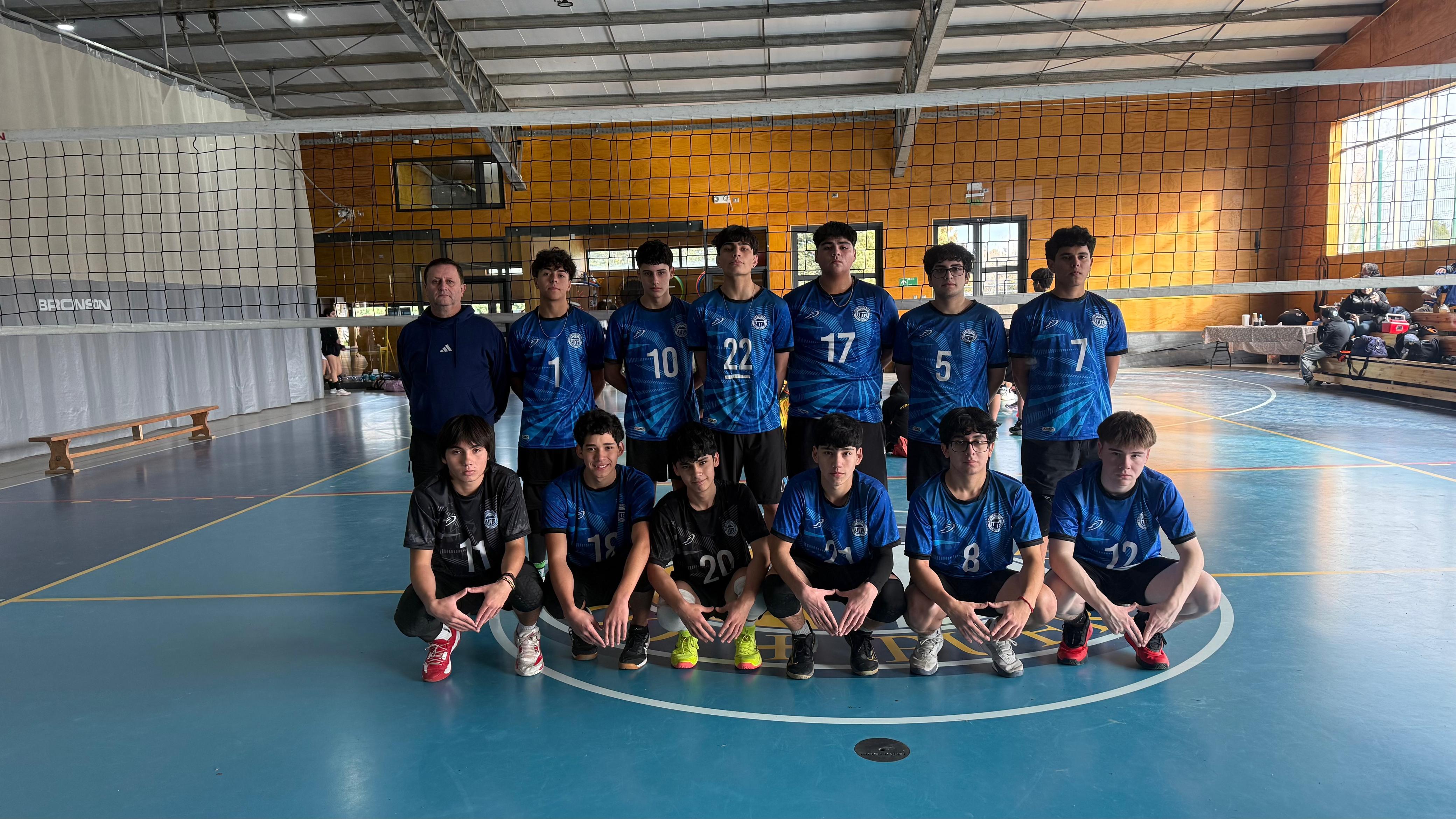 Equipo de vóleibol masculino del Liceo Pedro Aguirre Cerda posando en la cancha antes de un partido